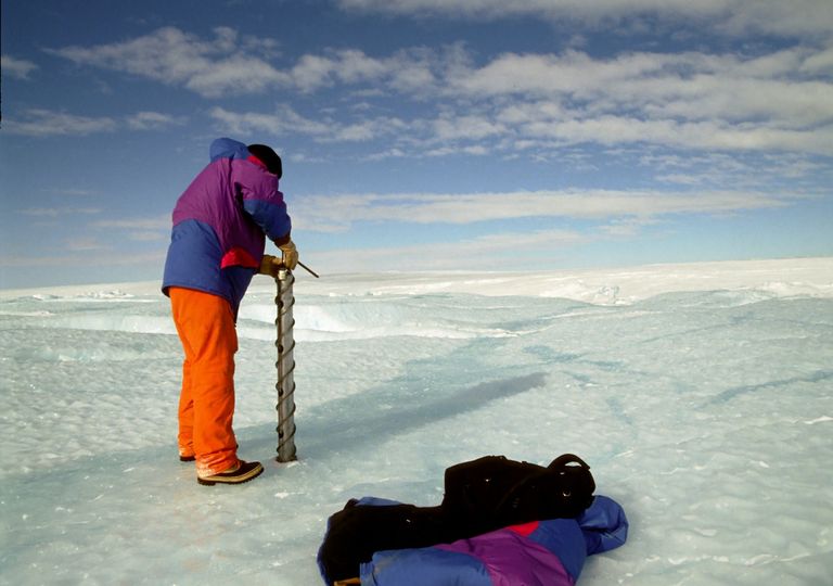 Persona perforando una plataforma de hielo Persona perforando una plataforma de hielo