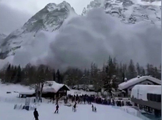 V&iacute;deo Alpes: avalanche atinge esquiadores em Courmayeur, risco elevado de novas avalanches nas pr&oacute;ximas horas