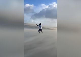 Vídeo: la borrasca Benjamín azota la duna más alta de Francia con vientos de más de 150 km/h