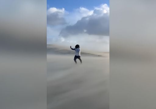 Vídeo: la borrasca Benjamín azota la duna más alta de Francia con vientos de más de 150 km/h
