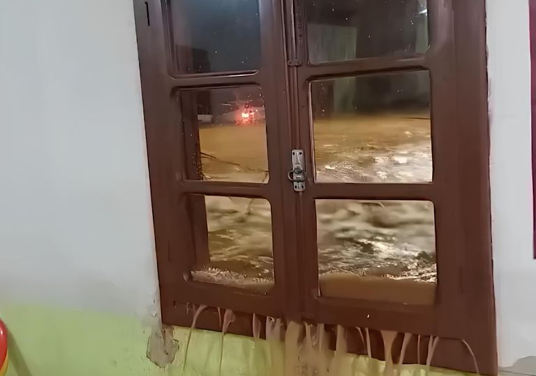 V&iacute;deo: calles convertidas en aut&eacute;nticos r&iacute;os tras las lluvias torrenciales en Treze T&iacute;lias, Brasil