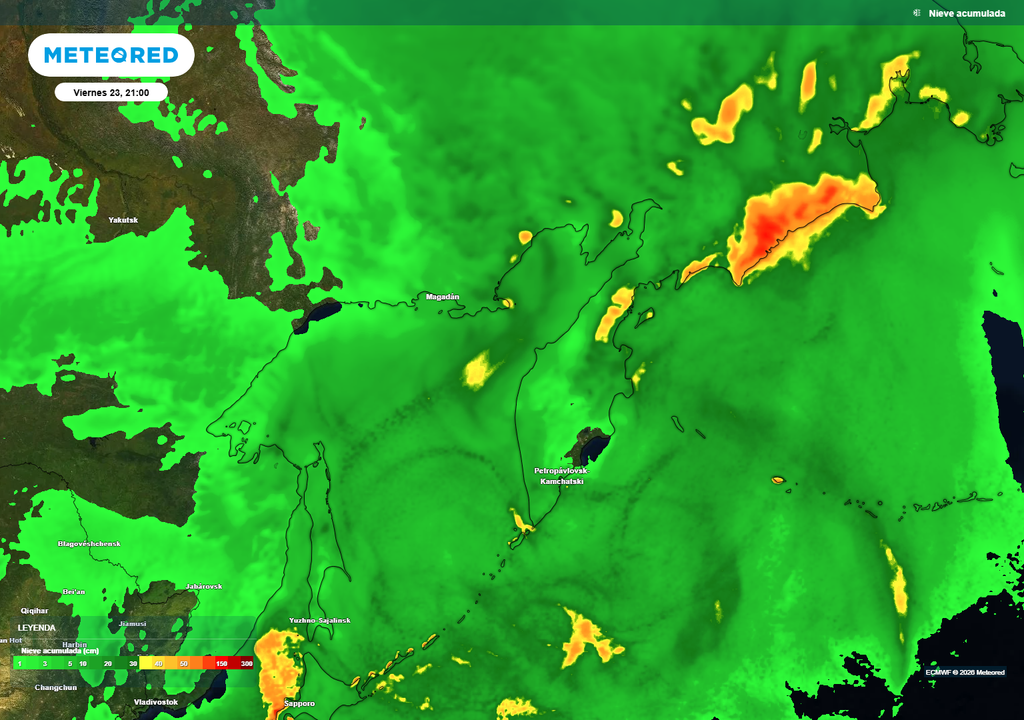 Las tormentas seguirán presentes en la península de Kamchatka en los próximos días, aumentando la acumulación de nieve en la zona.