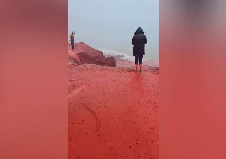 V&iacute;deo sorprendente: el asombroso espect&aacute;culo natural de la Playa Roja de Ormuz, Ir&aacute;n, provocado por la lluvia