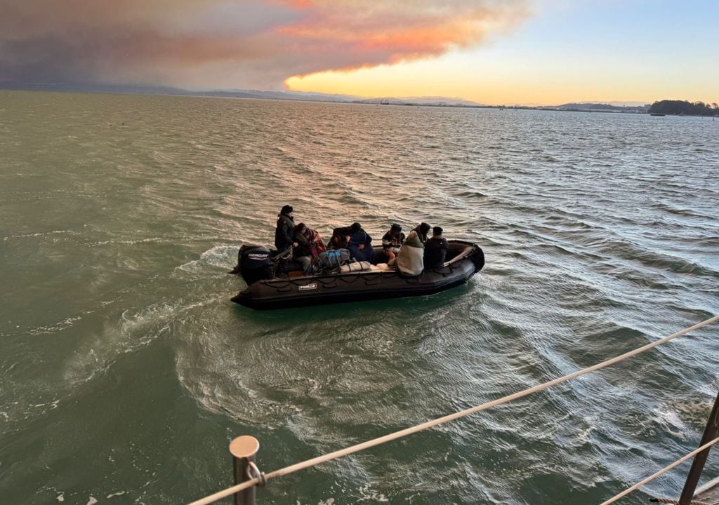 Vecinos de Punta de Parra son rescatados por mar en medio del incendio, cuando el fuego bloqueó las rutas terrestres y obligó a evacuar contrarreloj desde la costa. Gentileza: Cuenta de X de @dcprzzzz