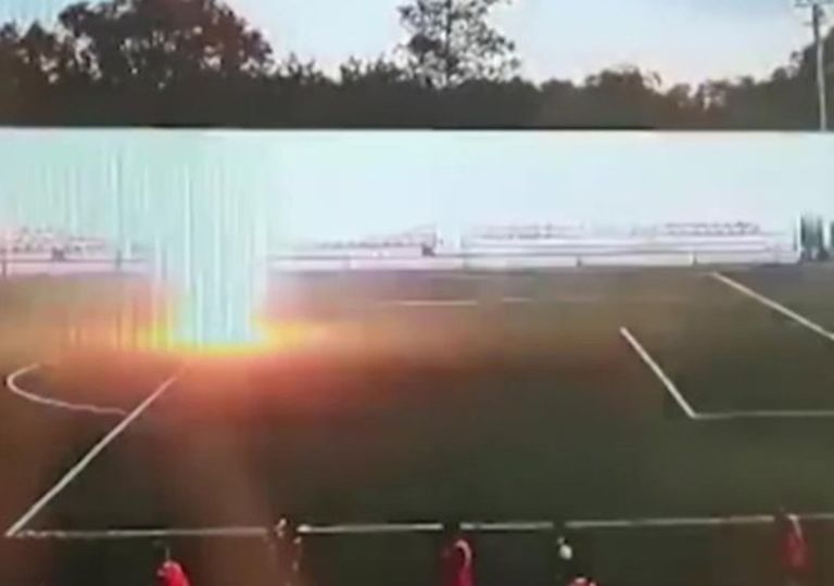 Video: futbolista ruso es impactado por un rayo y queda en coma Video: futbolista ruso es impactado por un rayo y queda en coma