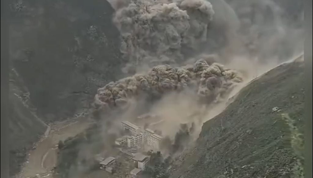 Una enorme cantidad de tierra y rocas se desprendió de la ladera y se precipitó hacia el valle, levantando una densa nube de polvo.