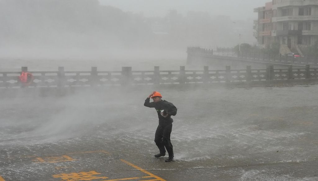China emitió alerta roja ante el impacto del tifón Dolphin.