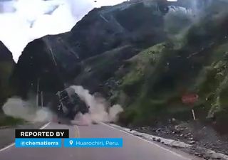 ¡Video impactante! Un deslizamiento de rocas gigantes aplasta por completo camiones de carga en Huarochiri, Perú