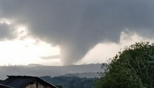 Video impactante: un tornado azota Pira&iacute; do Sul en Brasil, causando destrozos en su recorrido