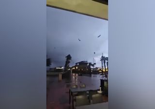 V&iacute;deo: varias mangas marinas tocan tierra en el puerto de Mazarr&oacute;n, Regi&oacute;n de Murcia, causando da&ntilde;os materiales