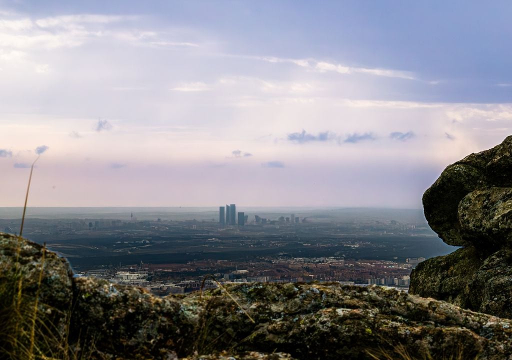 El skyline de Madrid, visto desde la sierra de Guadarrama.