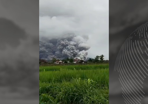 Vídeo: una impresionante erupción del volcán Semeru activa la alerta máxima por ceniza y deslizamientos