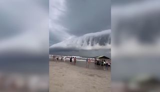 Una colosal y rara nube rollo sorprende a los ba&ntilde;istas en S&atilde;o Louren&ccedil;o, Brasil: aqu&iacute; el v&iacute;deo del impresionante fen&oacute;meno