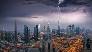 Video increíble: un rayo cae en el Burj Khalifa de Dubai (UAE)