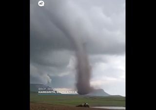 Video increíble: un singular tornado azotó Harrismith, Sudáfrica