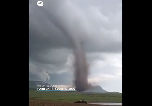 Video increíble: un singular tornado azotó Harrismith, Sudáfrica