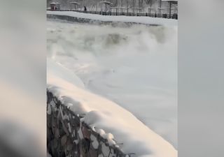Inundaci&oacute;n s&uacute;bita en el r&iacute;o Esentai de Kazajist&aacute;n tras colapsar una presa de hielo; im&aacute;genes y explicaci&oacute;n del fen&oacute;meno