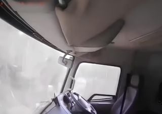 La c&aacute;mara de un cami&oacute;n graba el deslizamiento mortal de una mina de n&iacute;quel en Indonesia, el v&iacute;deo del fen&oacute;meno