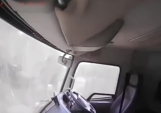 La c&aacute;mara de un cami&oacute;n graba el deslizamiento mortal de una mina de n&iacute;quel en Indonesia, el v&iacute;deo del fen&oacute;meno