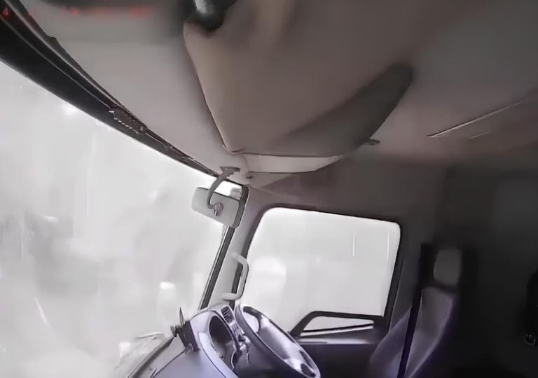 Video: la c&aacute;mara de un cami&oacute;n graba el deslizamiento mortal de una mina de n&iacute;quel en Indonesia