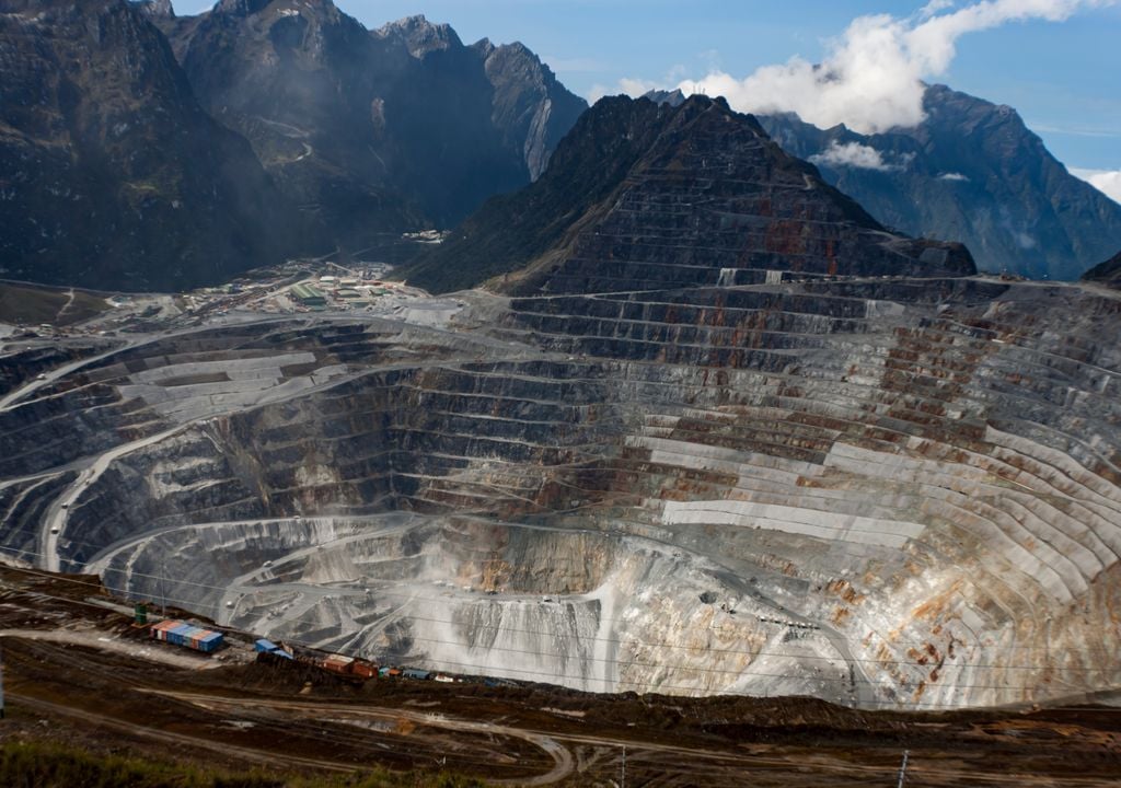 Mina a cielo abierto en Indonesia.