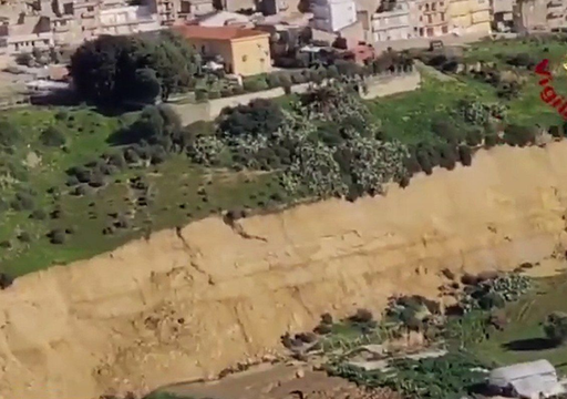Nuovi VIDEO dell'enorme frana di Niscemi: 1500 persone evacuate. "Crolla tutta la collina"