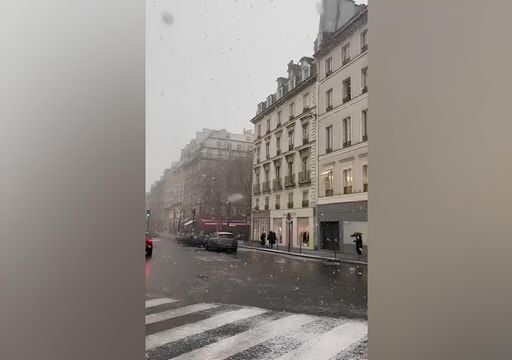 V&iacute;deo: la llegada de una potente irrupci&oacute;n de aire &aacute;rtico cubre de nieve las calles del centro de Par&iacute;s