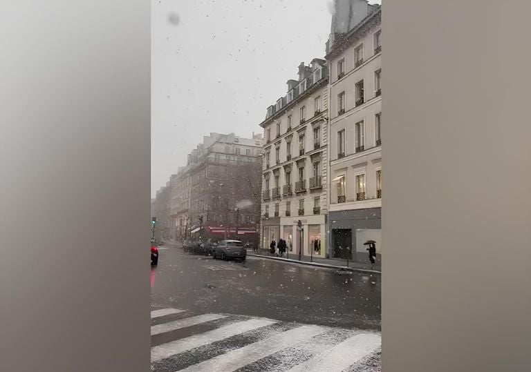 V&iacute;deo: la llegada de una potente irrupci&oacute;n de aire &aacute;rtico cubre de nieve las calles del centro de Par&iacute;s