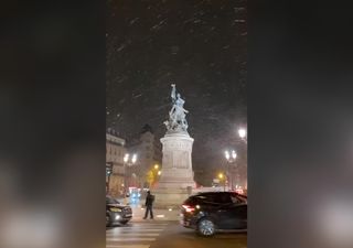 Vídeo: la nieve cubre de blanco las calles de París y deja postales espectaculares en la capital de Francia