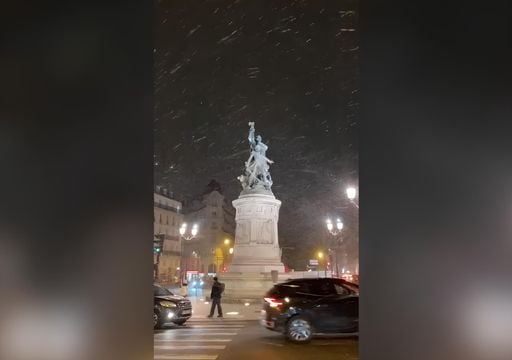 Vídeo: la nieve cubre de blanco las calles de París y deja postales espectaculares en la capital de Francia