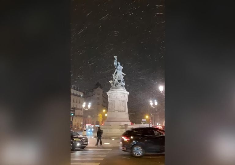 Vídeo: la nieve cubre de blanco las calles de París y deja postales espectaculares en la capital de Francia