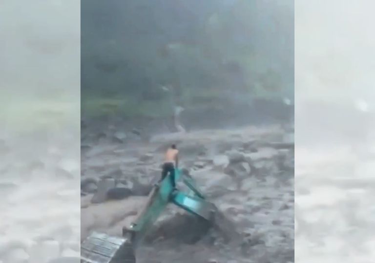 Video: lava fr&iacute;a e inundaciones cobran la vida de varias personas en Indonesia tras intensas lluvias