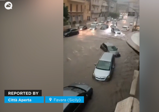 Video: Lluvias torrenciales causan graves inundaciones, dejando a cientos de personas atrapadas en Sicilia, Italia