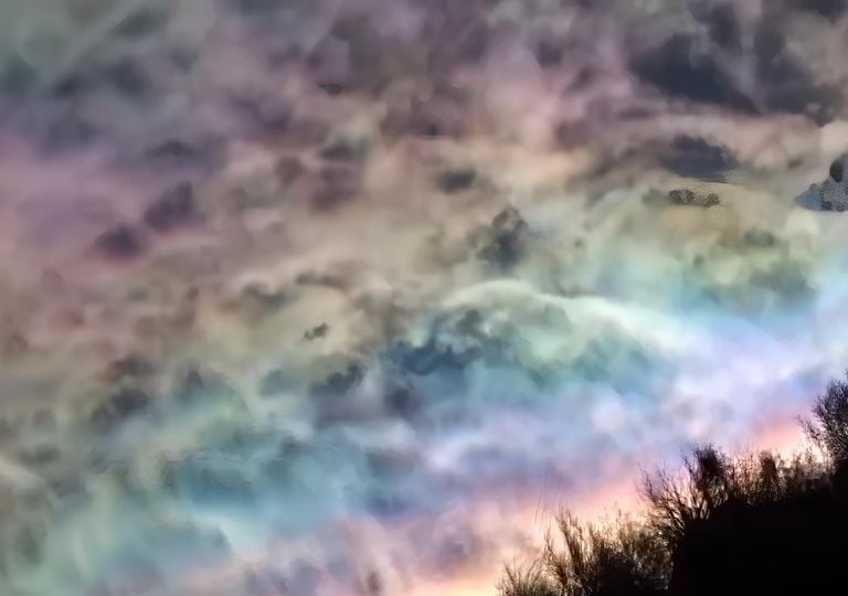 Unas impresionantes nubes iridiscentes aparecen en la sierra de Crevillent, Espa&ntilde;a: im&aacute;genes y explicaci&oacute;n del fen&oacute;meno