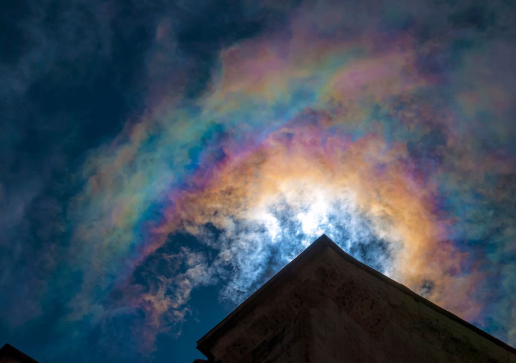 Las nubes iridiscentes se forman por la interacción de la luz solar con diminutas gotas de agua.