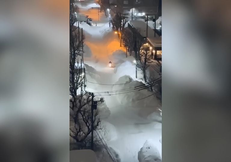 Tiempo extremo en Jap&oacute;n: Sapporo sepultada por toneladas de nieve que paralizan la ciudad