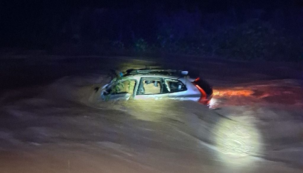 Un conductor británico murió en Olivella, cerca de Barcelona, tras ser arrastrado su vehículo por una riada. Bomberos rescataron su cuerpo lejos del coche. Conductor británico murió en Olivella, cerca de Barcelona, tras ser arrastrado su vehículo por una riada. Fotografía: Bombers, Generalitat de Catalunya