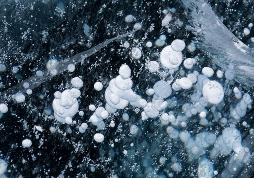 Video sorprendente: realizan un experimento en el Lago Baikal, Rusia