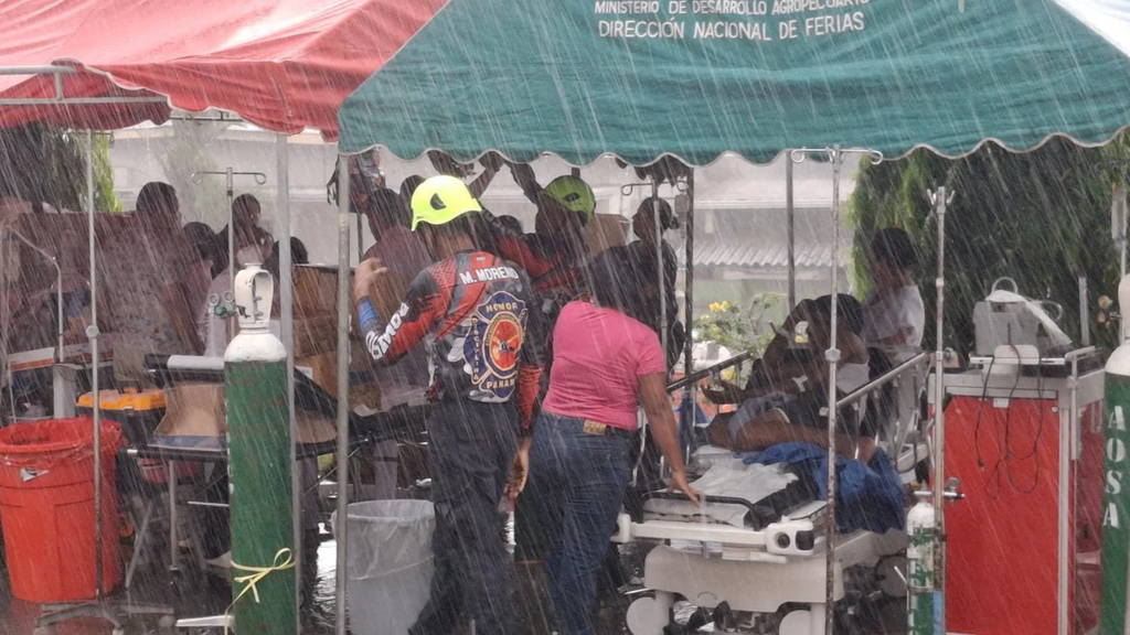 Bomberos y SUME 911 asisten a pacientes y personal del Hospital Aquilino Tejeira durante un fuerte aguacero en Penonomé. Imagen tomada del perfil oficial de X de Bomberos de Panamá.