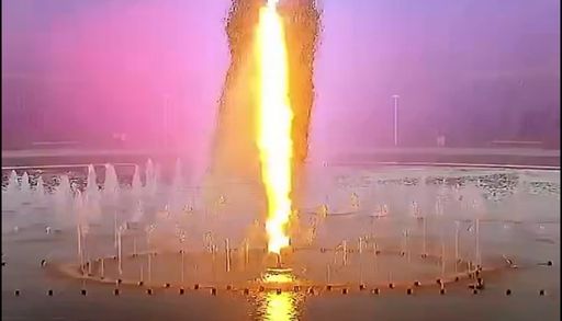 Video sorprendente un rayo impacta en la fuente multimedia de Breslavia, Polonia