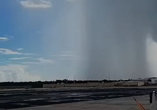 Vídeo: un espectacular "microburst" o microrráfaga sorprende a turistas y trabajadores del aeropuerto de Cancún, México