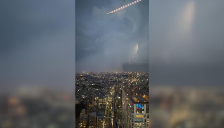 Un revent&oacute;n h&uacute;medo sorprende a millones de personas en Tokio tras dejar lluvias muy fuertes, vendavales y granizo