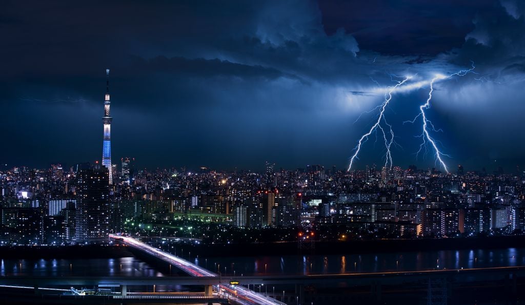 Tormenta con fuerte aparato eléctrico sobre Tokio, la capital de Japón.