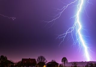 Vídeo: un rayo impacta en un edificio de Taroudant, Marruecos, en plena por tormentas