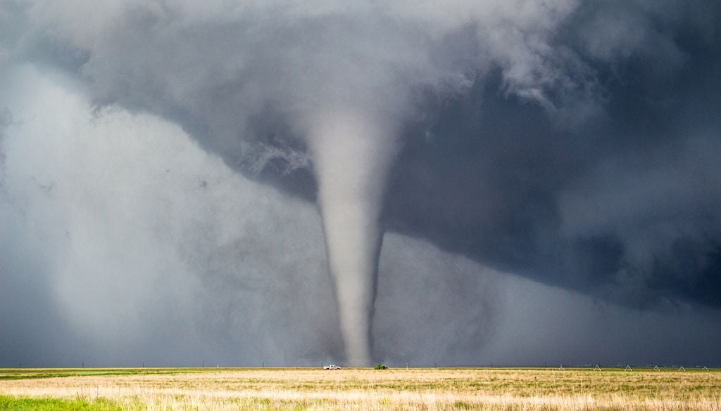 Los tornados son columnas de aire en rotación que se extienden desde una nube de tormenta hasta la superficie.