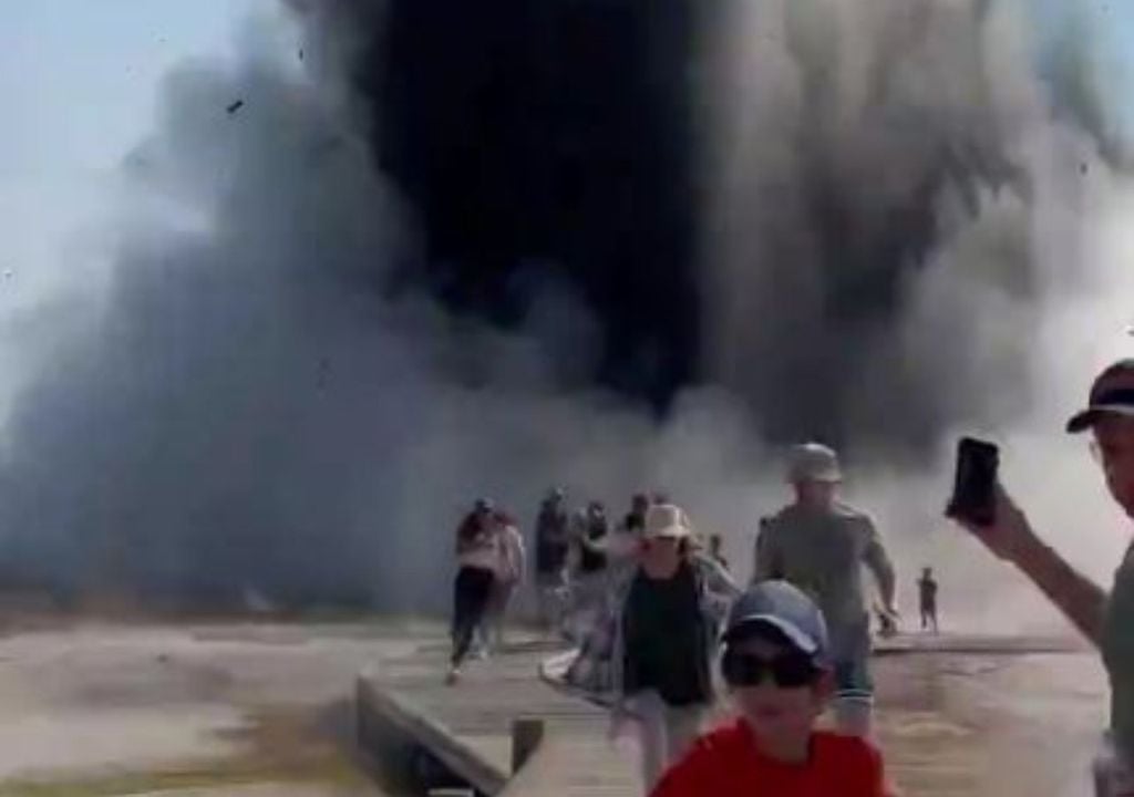 Des personnes courent pour échapper à l'explosion.