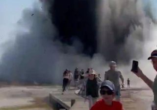 Video: Eine hydrothermale Explosion im Yellowstone löst einen Felsenregen aus und bringt Touristen in Gefahr