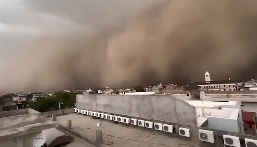 Una gigantesca tormenta de arena engulle la ciudad india de Churu: el v&iacute;deo de la llegada de la densa nube amarilla