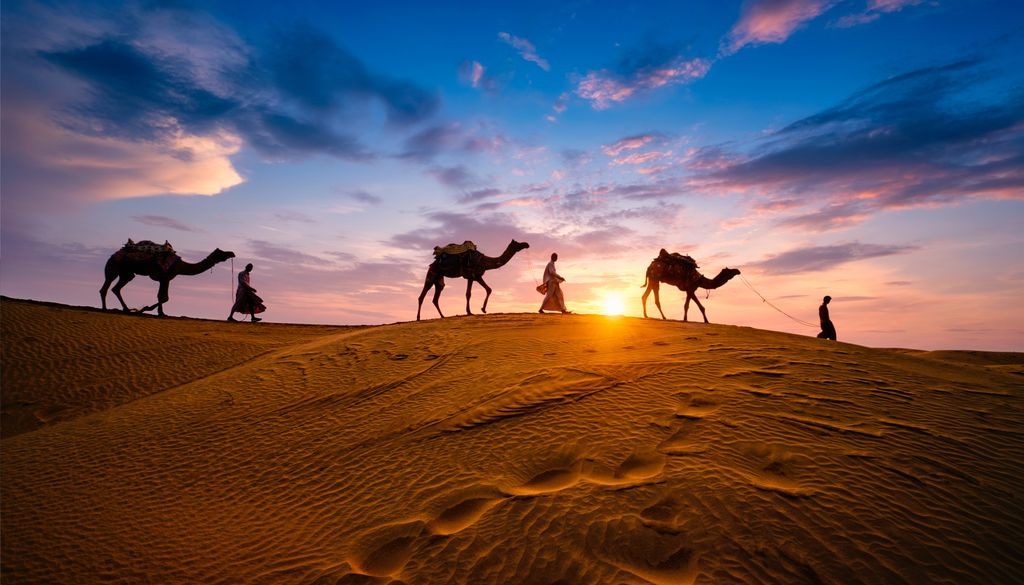 Camelleros indios en las dunas del desierto de Thar.