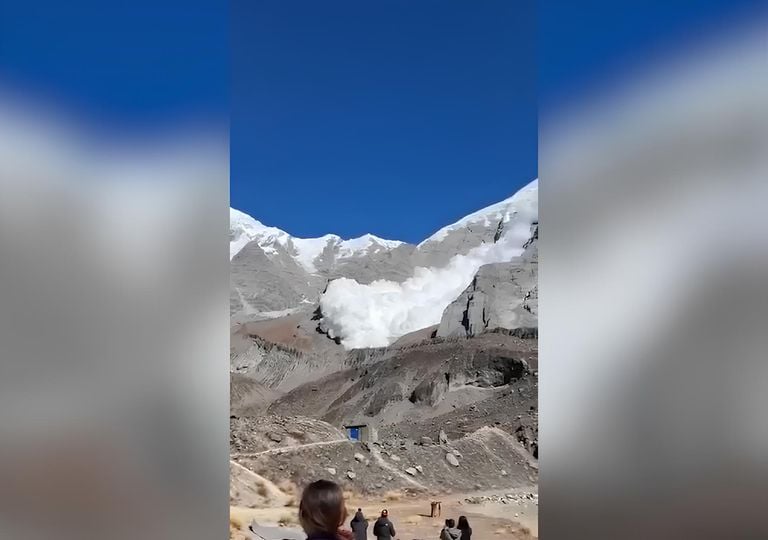 Vídeo: una avalancha de nieve masiva se precipita por una de las laderas del norte del Annapurna, Nepal
